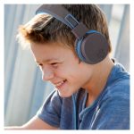 Auriculares JLab JBuddies Studio para niños, alámbricos, con diadema, ideales para música, color azul y grafito. SKU IEUHJKSTUDIORGRYBLU6