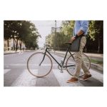 Kensington Funda ecológica para portátiles de 14”, resistente al agua, con cierre de cremallera y SKU K60103WW.