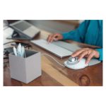 Kensington Trackball Orbit con anillo de desplazamiento en color blanco, modelo K72500WW. Ideal para precisión y comodidad.