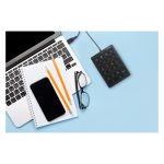 Imagen del teclado numérico con cable Kensington, modelo K79820WW, diseñado para una entrada de datos eficiente y precisa.