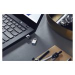 Unidad flash USB Kingston Technology DataTraveler con 256GB de almacenamiento, velocidad de transferencia de 200MB/s y diseño metálico. SKU: DTMC3G2/256GB