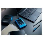 SSD externo cifrado Kingston Technology IronKey con capacidad de 960GB y cifrado XTS-AES 256-bit. SKU: IKVP80ES/960G.