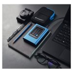 SSD externo cifrado Kingston Technology IronKey con capacidad de 960GB y cifrado XTS-AES 256-bit. SKU: IKVP80ES/960G.