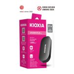 Vista del disco duro Kioxia Exceria Plus G2 de 2 TB con conexión USB Tipo C 3.2 Gen 2 en color negro. SKU: LXD20K002TG8
