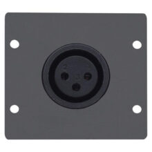 Imagen de la placa de pared negra con cubierta de interruptor Kramer Electronics WA-1XLF(B), SKU 85-810399, utilizada para cableado profesional.