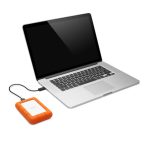 LaCie Rugged Mini disco duro externo de 2 TB con velocidad de 5400 RPM, conexión Micro-USB B 3.2 Gen 1, en colores naranja y plata. SKU: 9000298
