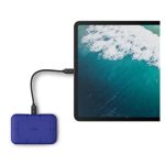 Imagen de la unidad externa de estado sólido LaCie STNA2000400 con 2 TB de capacidad, tecnología Thunderbolt y puerto USB Tipo C, en color azul.