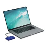 Imagen de la unidad externa de estado sólido LaCie STNA2000400 con 2 TB de capacidad, tecnología Thunderbolt y puerto USB Tipo C, en color azul.
