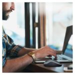 Ratón inalámbrico compacto Logitech M185, modelo 910-002238, en color negro y con diseño ergonómico.