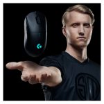 Vista lateral del ratón inalámbrico Logitech G modelo 910-005273, diseñado para juego con sensor óptico de 25600 DPI y uso ambidiestro.