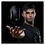 Vista lateral del ratón inalámbrico Logitech G modelo 910-005273, diseñado para juego con sensor óptico de 25600 DPI y uso ambidiestro.