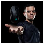 Vista lateral del ratón inalámbrico Logitech G modelo 910-005273, diseñado para juego con sensor óptico de 25600 DPI y uso ambidiestro.