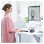 Vista lateral del Ratón Logitech MX Vertical, modelo 910-005448, diseño ergonómico para reducir la tensión en la muñeca.