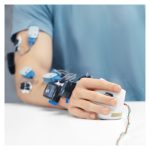 Vista lateral del Ratón Logitech MX Vertical, modelo 910-005448, diseño ergonómico para reducir la tensión en la muñeca.