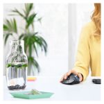 Vista del ratón ergonómico Logitech ERGO M575 con trackball, SKU 910-005870, ideal para reducir el movimiento de la mano.