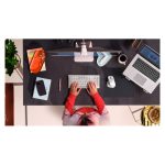 Vista cercana del ratón Logitech 910-006572 diseñado para la oficina, apto para la mano derecha con conectividad Bluetooth y laser de 8000 DPI