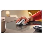 Vista cercana del ratón Logitech 910-006572 diseñado para la oficina, apto para la mano derecha con conectividad Bluetooth y laser de 8000 DPI