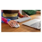 Imagen del Logitech ratón modelo 910-006930, diseñado para uso en oficina, con tecnología RF Wireless y Bluetooth, láser de 8000 DPI, para uso con mano derecha.