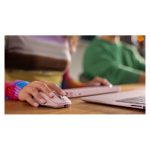 Ratón inalámbrico Logitech para oficina, diseñado para la mano derecha, con conectividad RF y Bluetooth y resolución de 8000 DPI. SKU 910-006931.