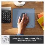 Imagen de la alfombrilla para ratón Logitech en colores azul y gris, diseño antideslizante, SKU 956-000051