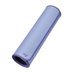 Imagen de la alfombrilla de escritorio Logitech en color lila, modelo 956-000149, que es amplia y antideslizante, ideal para ratones y teclados.