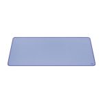 Imagen de la alfombrilla de escritorio Logitech en color lila, modelo 956-000149, que es amplia y antideslizante, ideal para ratones y teclados.