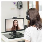 Imagen de la cámara web Logitech 960-001063, con resolución de 1280 x 720 pixeles, 3 MP, conectividad USB 2.0 y color negro. SKU 960-001063.