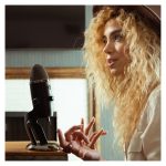 Micrófono de superficie Logitech G Yeti X en color negro, adecuado para mesas, modelo de alta sensibilidad SKU 988-000244