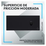Imagen de la alfombrilla de ratón Logitech G G840, SKU 943-000778, muestra su gran tamaño y superficie uniforme para un deslizamiento preciso.