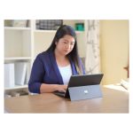 Microsoft Surface Pro 8 en color grafito, con procesador Intel Core i5, 256 GB de almacenamiento, pantalla de 33 cm (13 pulgadas), 8 GB de RAM y conectividad Wi-Fi 6. SKU: 8PR-00052