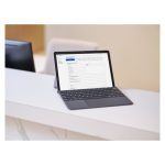 Microsoft Surface Go 3 con procesador Intel Core i3, 64 GB de almacenamiento, pantalla de 10.5 pulgadas, 4 GB de RAM, Wi-Fi 6, Windows 10 Pro, SKU 8V9-00028. Color platino.