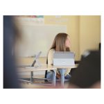 Microsoft Surface Go 3 con procesador Intel Core i3, 64 GB de almacenamiento, pantalla de 10.5 pulgadas, 4 GB de RAM, Wi-Fi 6, Windows 10 Pro, SKU 8V9-00028. Color platino.