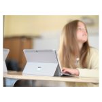 Microsoft Surface Go 3 con procesador Intel Core i3, 64 GB de almacenamiento, pantalla de 10.5 pulgadas, 4 GB de RAM, Wi-Fi 6, Windows 10 Pro, SKU 8V9-00028. Color platino.