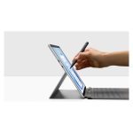 Imagen de la tablet Microsoft Surface Pro X con 256 GB de almacenamiento, 16 GB de RAM, pantalla de 13 pulgadas, Wi-Fi 5 y sistema operativo Windows 11 Pro en color platino (SKU: E8I-00004).