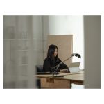 Imagen de la tablet Microsoft Surface Pro X con 256 GB de almacenamiento, 16 GB de RAM, pantalla de 13 pulgadas, Wi-Fi 5 y sistema operativo Windows 11 Pro en color platino (SKU: E8I-00004).