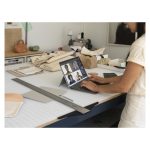 Imagen de la tablet Microsoft Surface Pro X con 256 GB de almacenamiento, 16 GB de RAM, pantalla de 13 pulgadas, Wi-Fi 5 y sistema operativo Windows 11 Pro en color platino (SKU: E8I-00004).