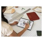 Imagen de la tablet Microsoft Surface Pro X con 256 GB de almacenamiento, 16 GB de RAM, pantalla de 13 pulgadas, Wi-Fi 5 y sistema operativo Windows 11 Pro en color platino (SKU: E8I-00004).