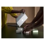 Imagen de la tablet Microsoft Surface Pro X con 256 GB de almacenamiento, 16 GB de RAM, pantalla de 13 pulgadas, Wi-Fi 5 y sistema operativo Windows 11 Pro en color platino (SKU: E8I-00004).