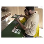 Imagen de la tablet Microsoft Surface Pro X con 256 GB de almacenamiento, 16 GB de RAM, pantalla de 13 pulgadas, Wi-Fi 5 y sistema operativo Windows 11 Pro en color platino (SKU: E8I-00004).