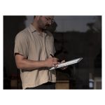 Imagen de la tablet Microsoft Surface Pro X con 256 GB de almacenamiento, 16 GB de RAM, pantalla de 13 pulgadas, Wi-Fi 5 y sistema operativo Windows 11 Pro en color platino (SKU: E8I-00004).