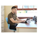 Vista frontal del Microsoft Surface Pro 8 4G con Intel Core i5, LTE, 256 GB de almacenamiento, pantalla de 13 pulgadas, 16 GB de RAM, Wi-Fi 6 y Windows 10 Pro en color Platino, SKU EIN-00020