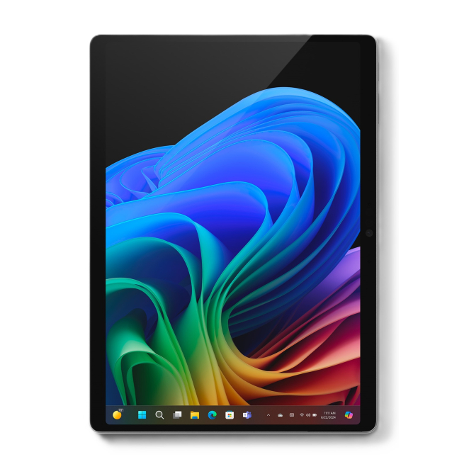Microsoft Surface Pro 11 Copilot+ PC Intel Core Ultra 7 1 TB 33 cm (13″) 32 GB Wi-Fi 7 (802.11be) Windows 11 Pro Platino 3 Usuario interactuando con Microsoft Surface Pro 11 Copilot+ PC