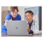 Imagen del Microsoft Surface Laptop 4, portátil de 15 pulgadas con Intel Core i7-1185G7, 8 GB de RAM LPDDR4x, 256 GB SSD, Wi-Fi 6, y Windows 11 Pro en color platino. SKU: LH8-00021.