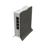 Imagen del router inalámbrico Mikrotik hAP ax lite LTE6, gris y blanco, con conectividad Gigabit Ethernet y banda única de 2.4 GHz. SKU: L41G-2axD&FG621-EA