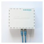 Router Mikrotik RB750GR3 con puertos Gigabit Ethernet, color Turquesa y Blanco, SKU RB750GR3