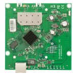 Router inalámbrico Mikrotik RB911-2Hn con Ethernet rápido y banda única de 2.4 GHz en colores verde y blanco. SKU: RB911-2HN