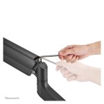 Brazo de monitor Neomounts DS70PLUS-450BL1 ajuste 17-49 pulgadas con resorte de gas y Topfix