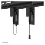 Imagen del soporte de pared robusto Neomounts WL35S-950BL19 para monitores de 55 a 110 pulgadas, inclinable, bloqueable y ajustable tanto horizontal como verticalmente