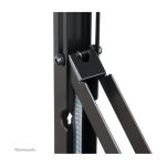 Soporte de pared para videowall Neomounts de 42 a 70 pulgadas, modelo WL95-800BL1, con función pop-out y capacidad máxima de 35 kg.