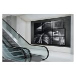 Soporte de pared para videowall Neomounts de 42 a 70 pulgadas, modelo WL95-800BL1, con función pop-out y capacidad máxima de 35 kg.